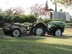 Traktor a protiletecký kryt v mošavu Netiv ha-Asara