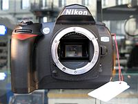 L'innesto a baionetta della Nikon D70, con le specifiche F-mount, mostra elementi per il controllo del diaframma (sulla sinistra), contatti per CPU (in alto) ed elementi di controllo meccanico dell'autofocus (in basso a sinistra)