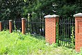 Le mur contemporain entourant une partie du cimetière