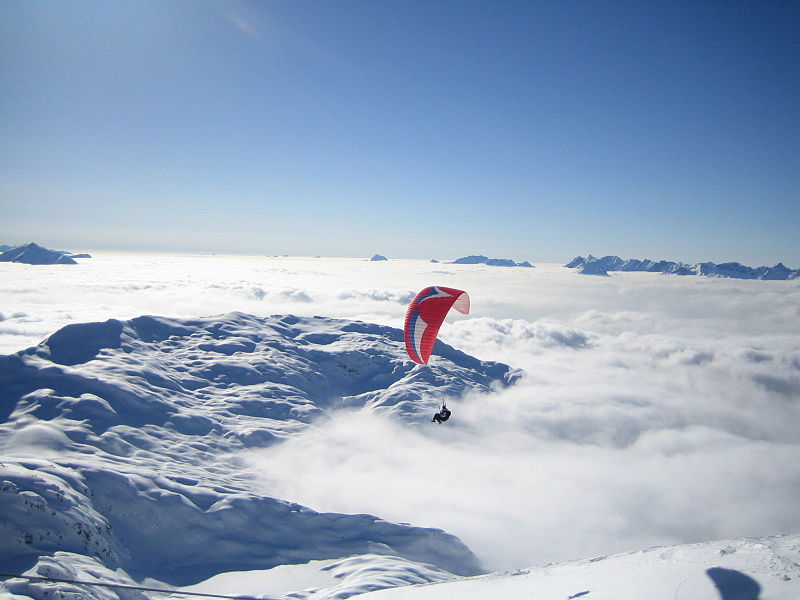 Dosya:Paraglider in Winter, Brevant, Chamonix, France.JPG