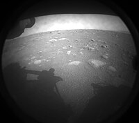 První neupravená fotografie (vpředu vlevo Hazard Avoidance Camera) – přistání na Marsu 18. února 2021