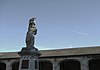 Ancienne abbaye de Neufmoustier : deux ailes de l'ancien cloître, façade remontée; square : crypte et statue de Pierre l'Ermite, avenue Louis Chainaye