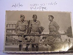 חיילים מצבא אנדרס בכיכר הכנסת, 1942. מאחור משמאל מלון סן רמו.