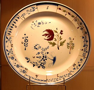 Plat d'échantillons, 1835-1866. Ce plat servait aux représentants pour montrer les différents décors que la faïencerie pouvait reproduire sur ses pièces. Les numéros indiquent les motifs de décors.