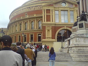 Queueing for the Proms 2008 on the south steps...