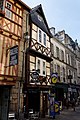 Immeuble (point de vue sur les flèches de la cathédrale) façade en pans de bois avec encorbellement à chaque étage, un pignon revêtu d'ardoise (en 1953)