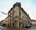 Wohn- und Geschäftshaus, Eckhaus in geschlossener Bebauung (bauliche Einheit mit Rathausplatz 2/4 und Böhmische Straße 3)