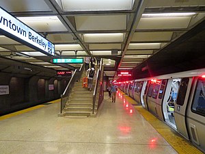 Поезд в Ричмонд на вокзале Даунтаун Беркли, июнь 2019.JPG