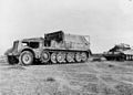 SdKfz.9 húz egy elfogott Mk VI Crusader tankot Észak-Afrikában 1942 március.