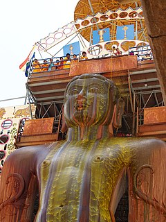 Shravanbelgola Gomateshvara head and torso.jpg
