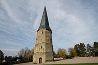 De geknikt ingesnoerde torenspits op de toren van de Sint-Winoksabdij in Sint-Winoksbergen.