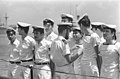 חלוקת אות צוללן לצוות אח"י רהב לפני הכניסה הראשונה לנמל חיפה, 15 ביוני 1960.