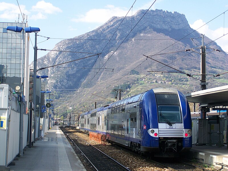 800px-TER_-_gare_de_Grenoble.JPG