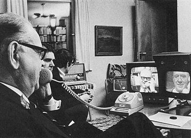 Ruotsin pääministeri Tage Erlander soittamassa videopuhelua 1960-luvun lopussa.