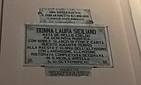 Targa dedicata a Laura Siciliano, affissa alla facciata della chiesa di San Nicola Arcella in piazza Laura Siciliano