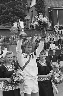 Теннис, Melkhuisje open kampioenschappen winnaar Mecir met beker, Bestanddeelnr 934-0434.jpg