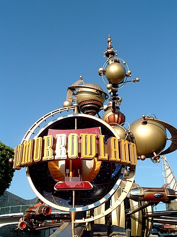 English: Entrance of Tomorrowland at Disneyland