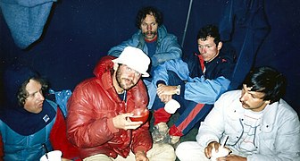 De gauche à droite, Jacques Gaudin, Joan Erra, Pat Genuite, Jean-Louis Périssat et Joël Roy dans la « tente bleue » installée près du refuge de Jou de los Cabrones.