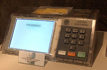 Brazilian DRE voting machine Urnaeleicoes2006.jpg