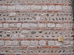 Mauerwerk aus Mauerziegeln, Tuff und Flusskieselsteinen