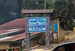 Gapura selamat datang di Desa Sipenggeng