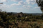 Vue du chevet de l'église et de l'ensemble du village