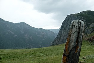 Une statue-menhir près du village.