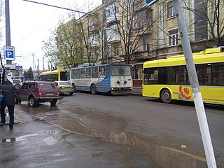 Тролейбуси маршрутів № 5 і 6, вулиця Шкільна