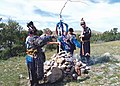 Seorang shaman Tuva, Tash-ool Buuevich Kunga, sedang menyucikan sebuah ovoo.