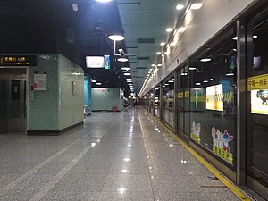 龙柏新村站站台