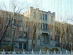 Jedna ze starších budov univerzity (postavena 1917)