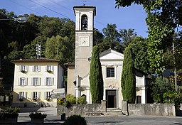 Kommunalhus och kyrka i Muzzano