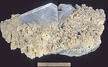 Kristal anhidrita na matrici, na katerem so jasno vidne razkolne ploskve