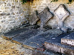 Les sépultures de la famille Travanet. Le marquis de Travanet avait racheté l'abbaye de Royaumont à la Révolution et y établit une filature de coton.