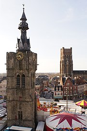 Photographie montrant Le Beffroi de Béthune et l'église Saint-Vaast