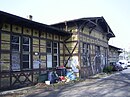 Bahnhof Park Sanssouci, ehemals Bürgerbahnhof der Station Wildpark, mit Toilettenhäuschen und Freiflächen (südlich der Straßenbegrenzung, nördlich des Bahndamms)