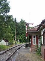 Bahnhof Hinterweidenthal Ort, rechts das Empfangsgebäude