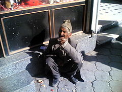 یک ایرانی فقیر که در معابر گدایی می‌کند (۲۰۰۶)