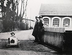Roland Bugatti enfant, et son père Ettore Bugatti, dans la cour de l'Usine Bugatti de Molsheim