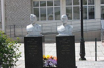 Пам'ятники двом Героям Радянського Союзу