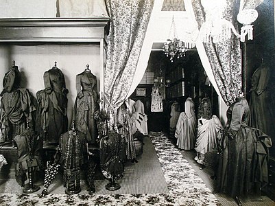 Interior de la sección de modas de la tienda Casa Dupuy. Buenos Aires, 1886.