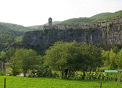 Anvista de Castellfollit de la Roca, con a suya ilesia