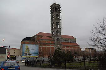 Église moderne dont le clocher est entouré d'échafaudages.