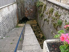 Fontaine et lavoir au pied du coteau, près de l'église et de la mairie.