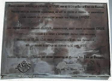 Plaque commémorative apposée sur le mur du centre des Salorges (quai Ernest Renaud)