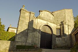 Le portail d'entrée au château avant le percement de la rue de Navailles.