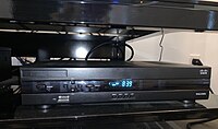 A set-top box, an electronic device which cable subscribers use to connect the cable signal to their television sets. Presented unit is a Cisco RNG200N for QAM digital cable television system used in North America. Cisco Set Top box from the front.jpg