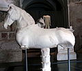 Besser erhaltenes Marmorfragment der zweiten Pferdefigur, zusammen ausgestellt mit weiteren Teilen der Dioskuren im Tempel des Romulus.
