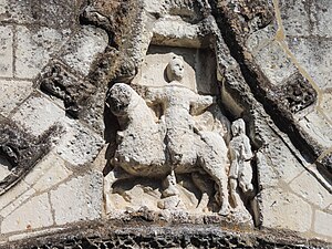 Vue rapprochée d'un groupe sculpté en partie mutilé.