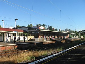 Essendon railway station, Melbourne (island platform).jpg